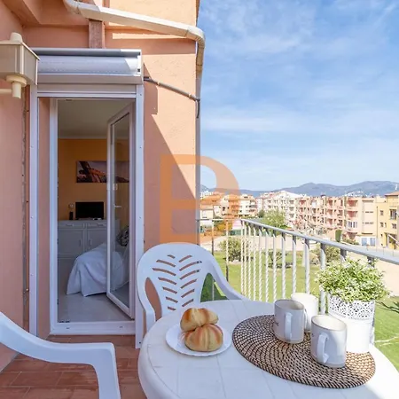 Cozy In 5 Minute Walk From The Sea Apartamento